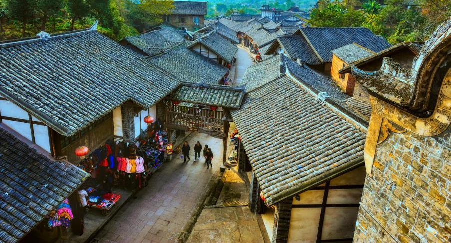 受大雾及路面结冰影响,甘肃多条高速公路临时管制